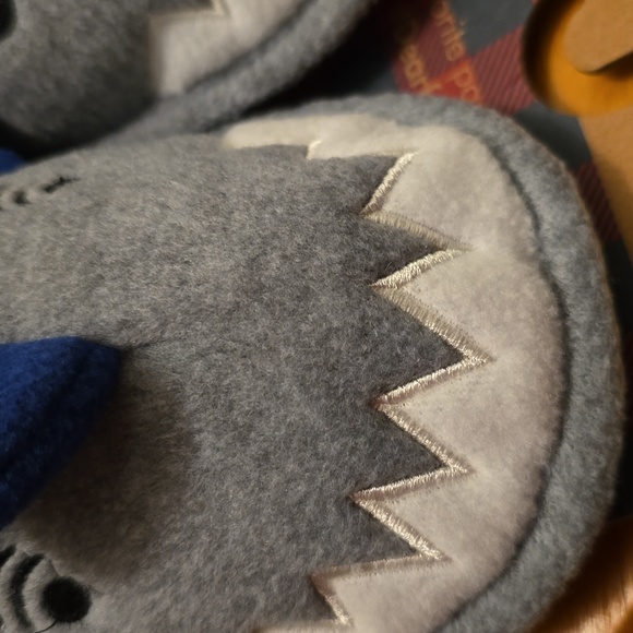 DEARFOAMS BRAND BOYS GRAY AND BLUE SHARK SLIPPERS SIZE 4/5 - Picture 14 of 14